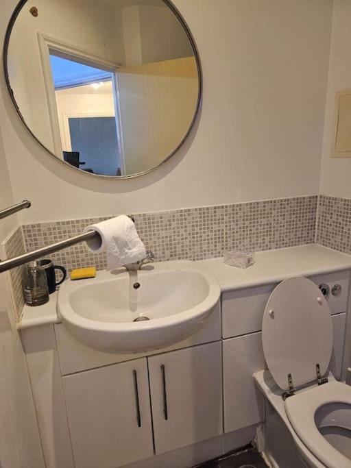 Apartment Big Double With Bathroom In 2 Bedroom Flat Kitchen Is Shared *