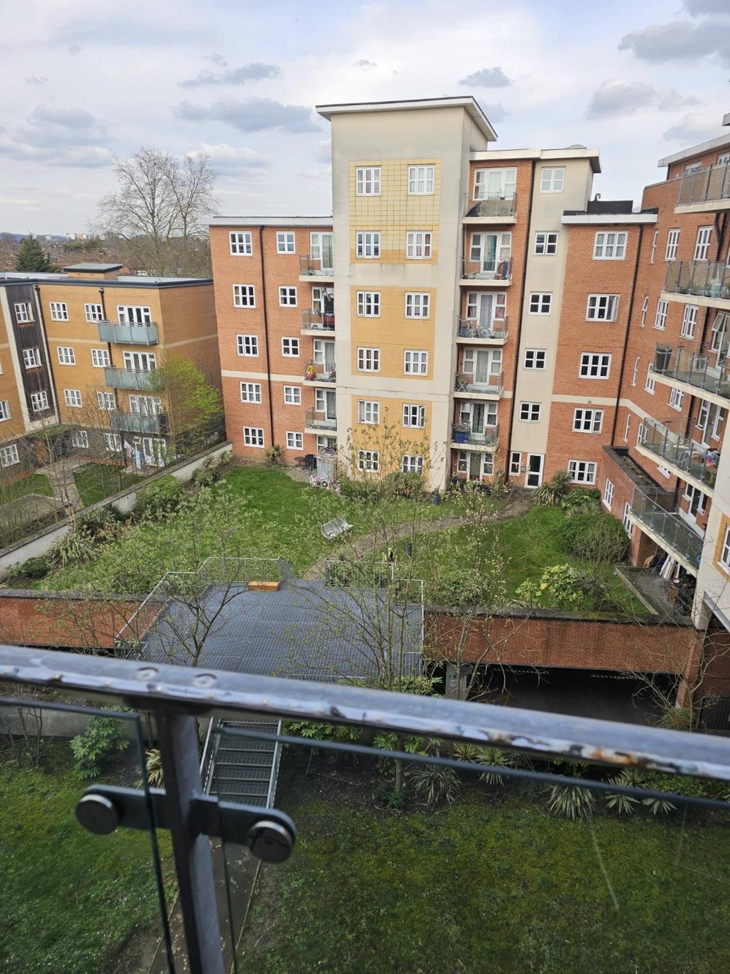 Apartment Big Double With Bathroom In 2 Bedroom Flat Kitchen Is Shared *