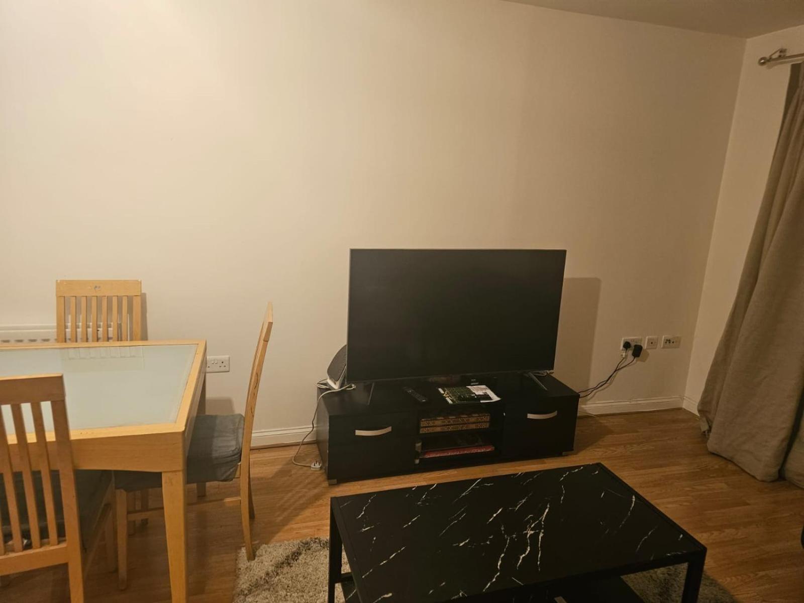 Apartment Big Double With Bathroom In 2 Bedroom Flat Kitchen Is Shared