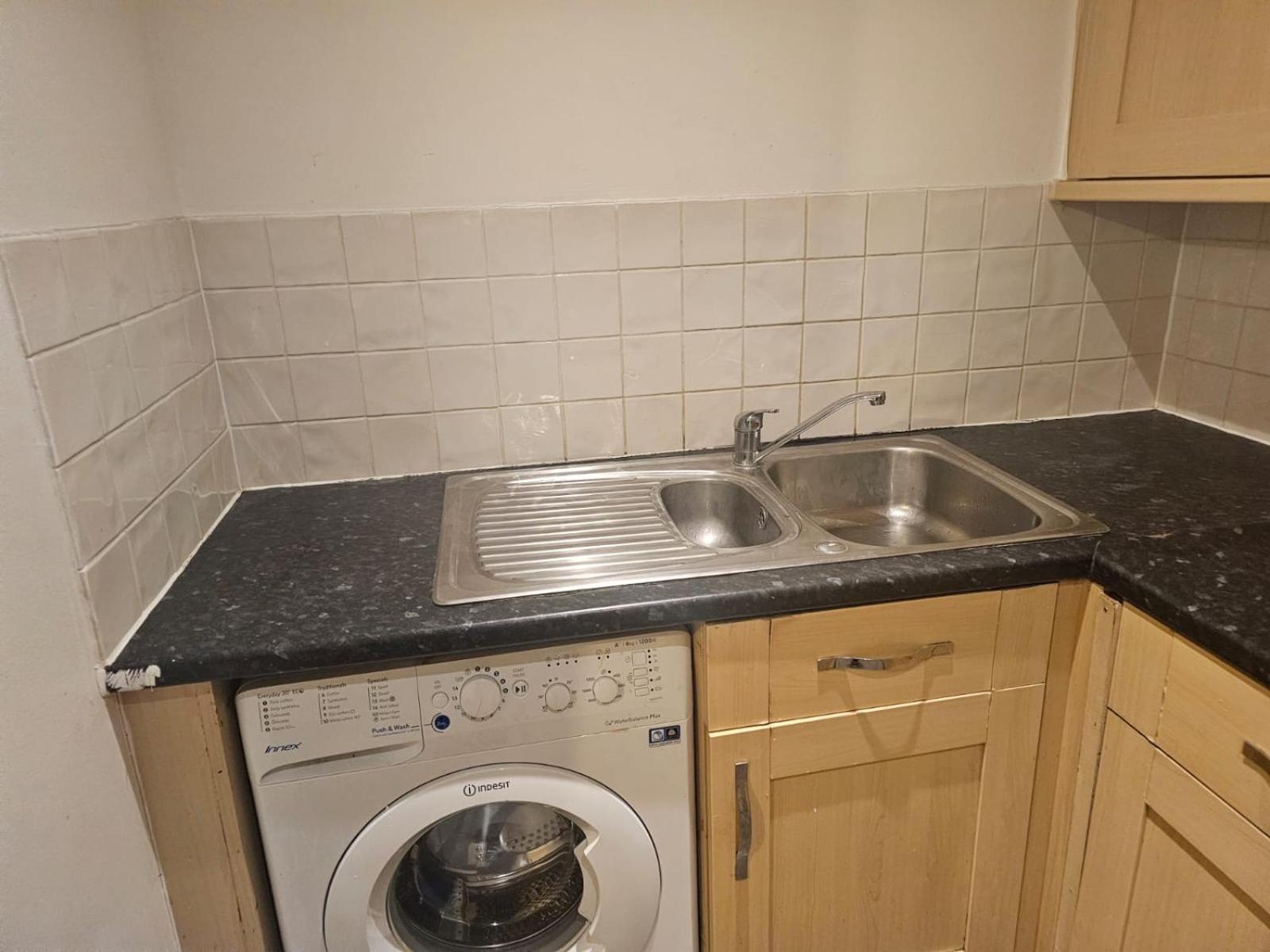 Apartment Big Double With Bathroom In 2 Bedroom Flat Kitchen Is Shared