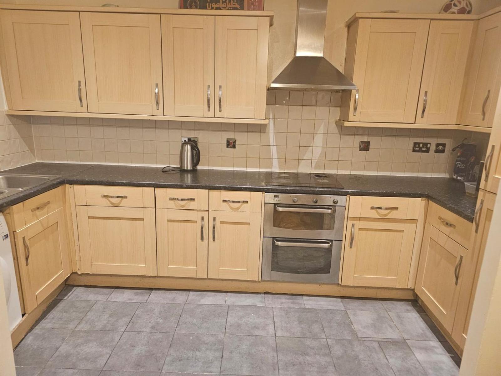 Apartment Big Double With Bathroom In 2 Bedroom Flat Kitchen Is Shared *