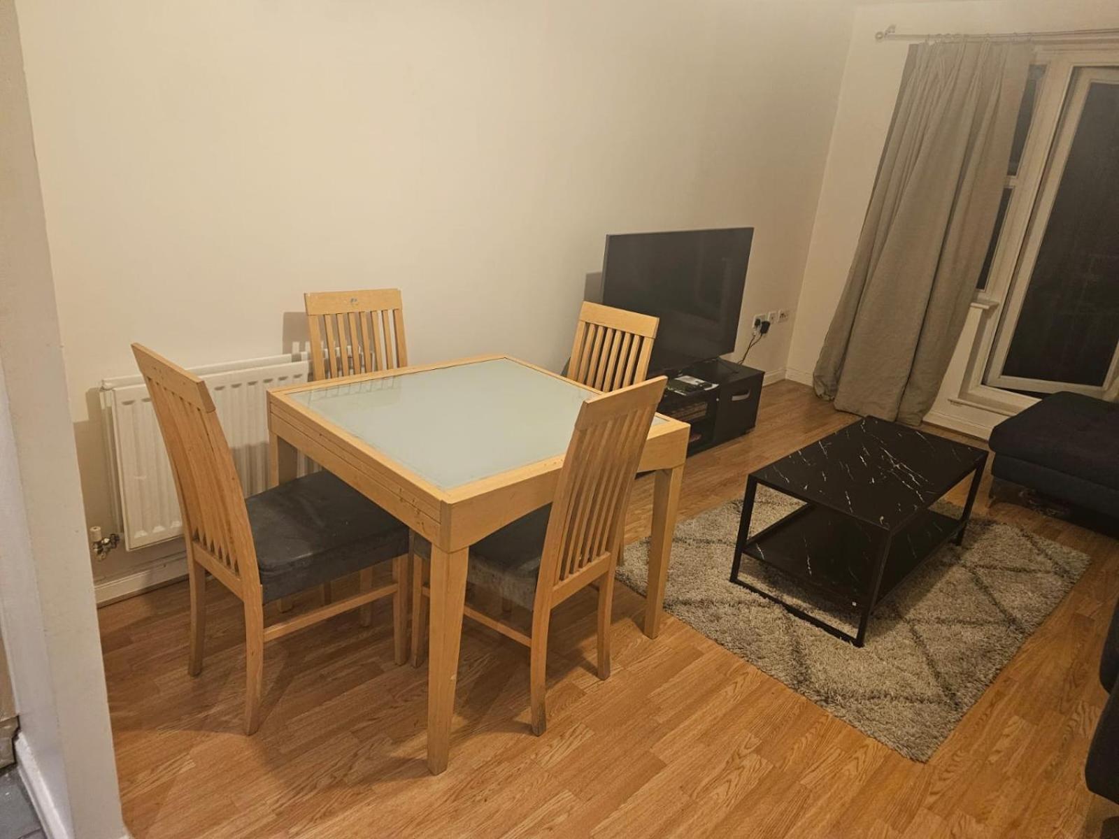 Big Double With Bathroom In 2 Bedroom Flat Kitchen Is Shared *