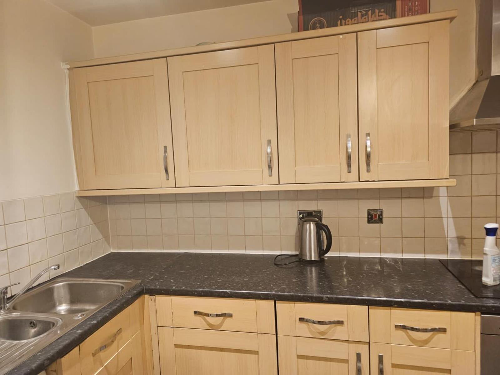 Big Double With Bathroom In 2 Bedroom Flat Kitchen Is Shared *